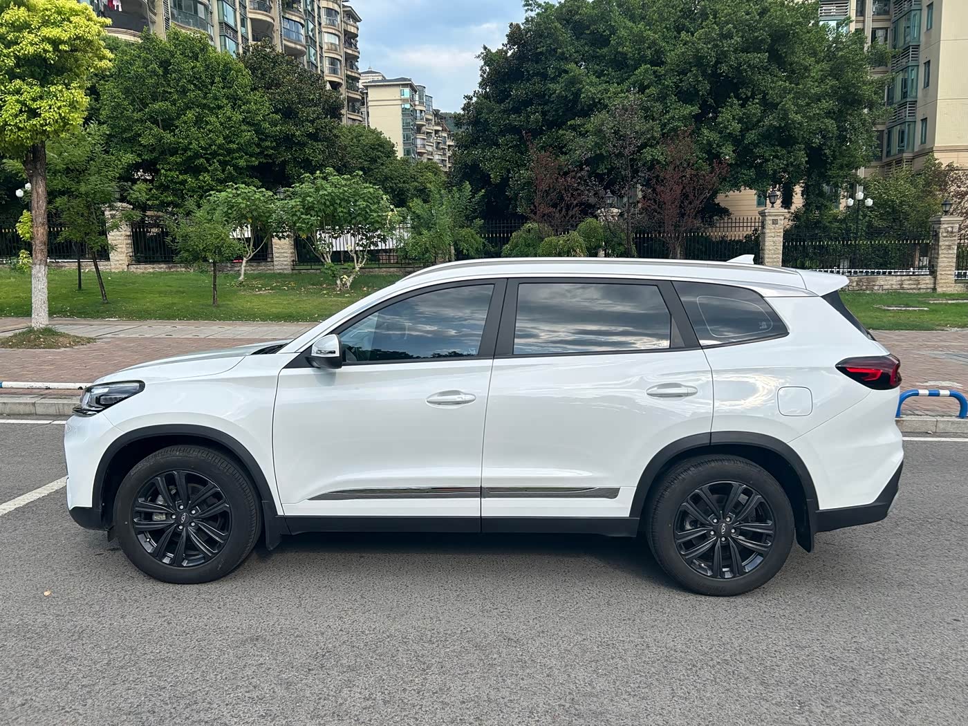 CHERY Tiggo 8 1.5 л 2023 г. Белый, пробег 14000 км