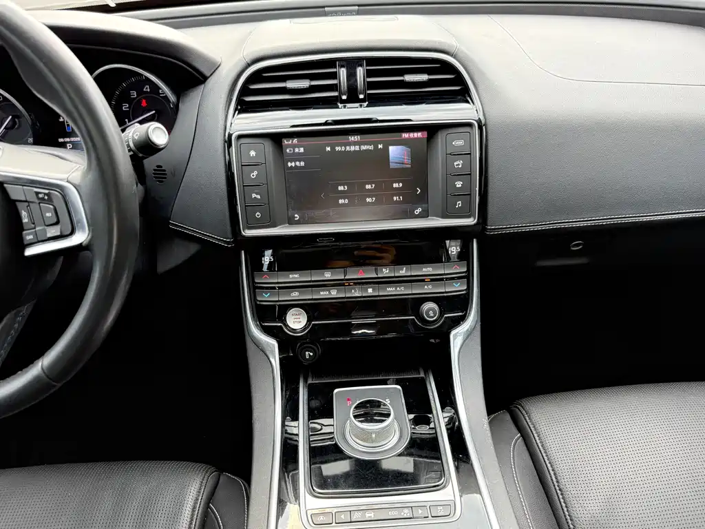 Jaguar XE — миниатюра 14