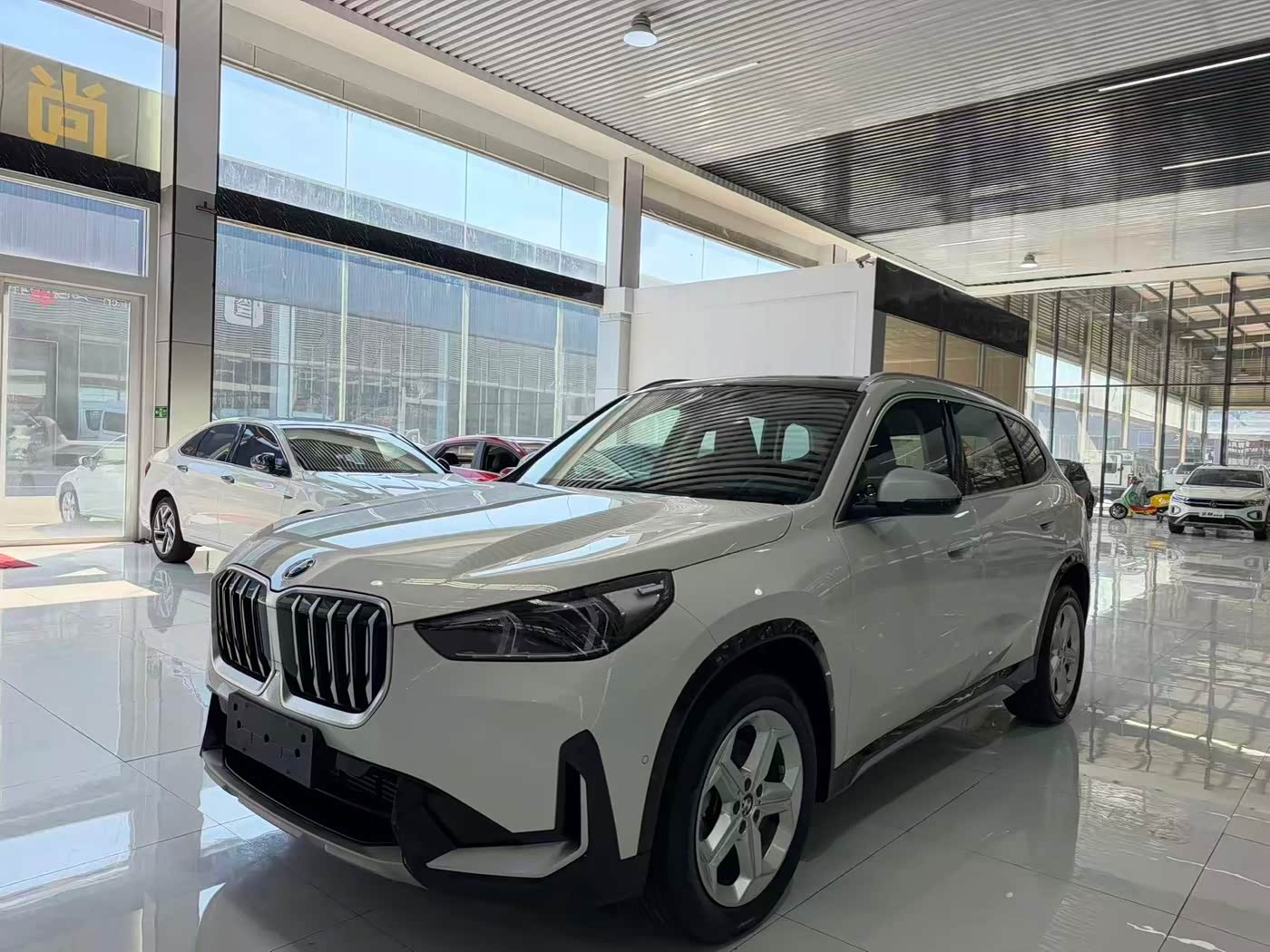 BMW X1 1.5 л 2023 г. Белый, пробег 40000 км