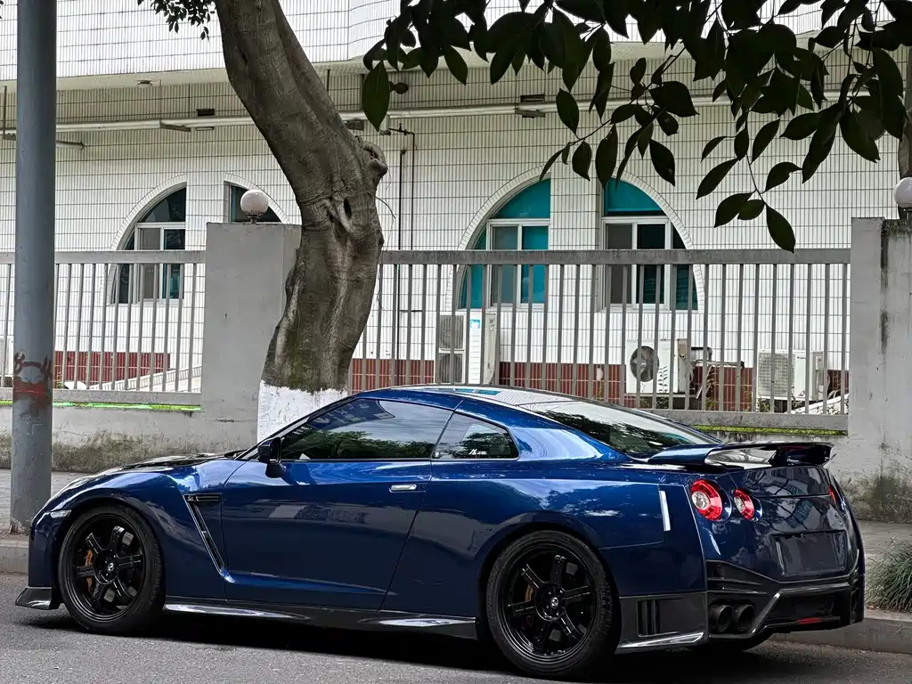 Nissan GT-R — миниатюра 4