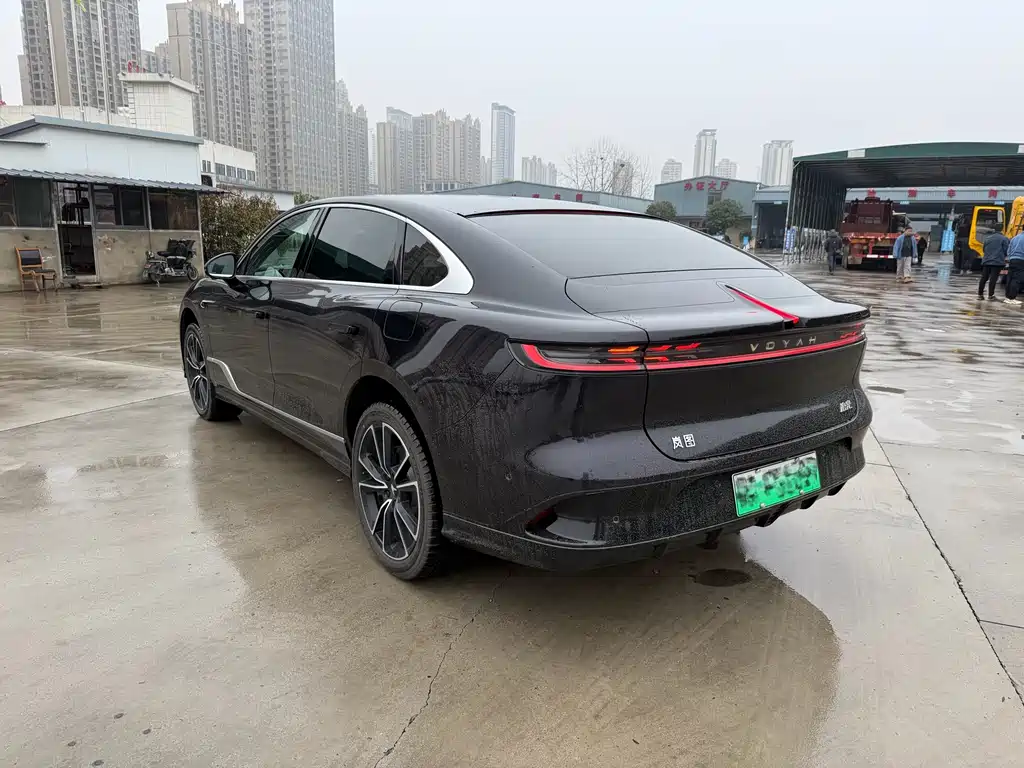 VOYAH LANTU CHASING LIGHT