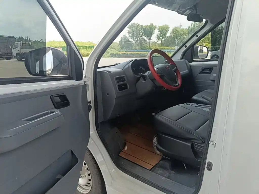 Wuling Yangguang — миниатюра 16