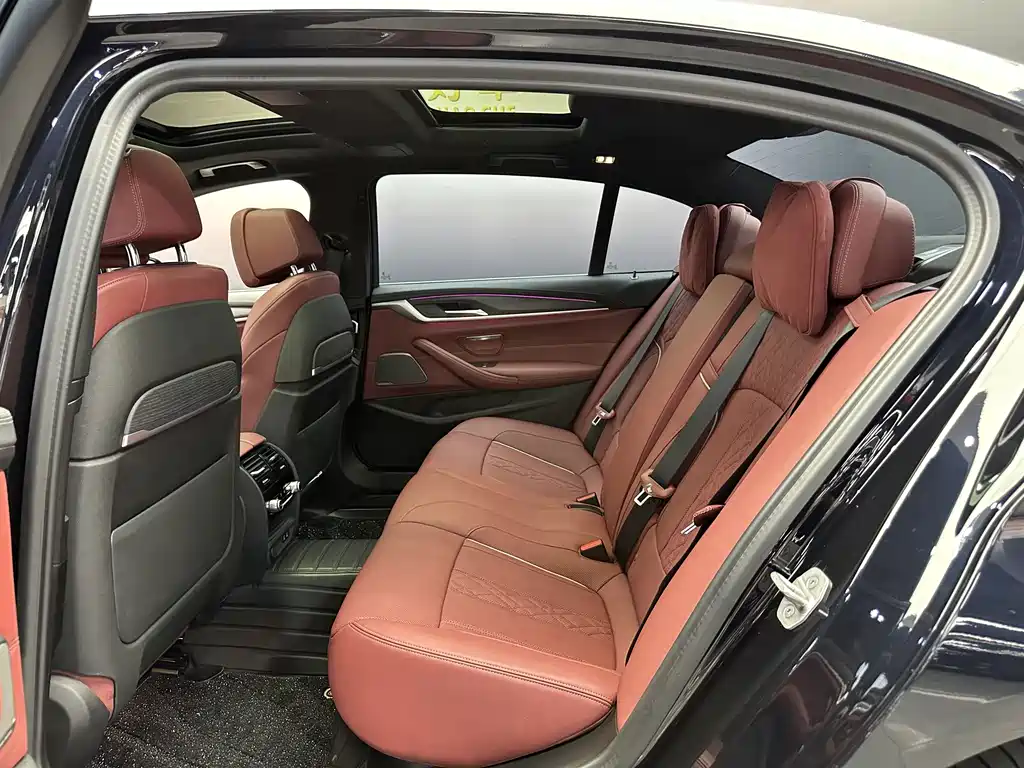 BMW 5 Series — миниатюра 9