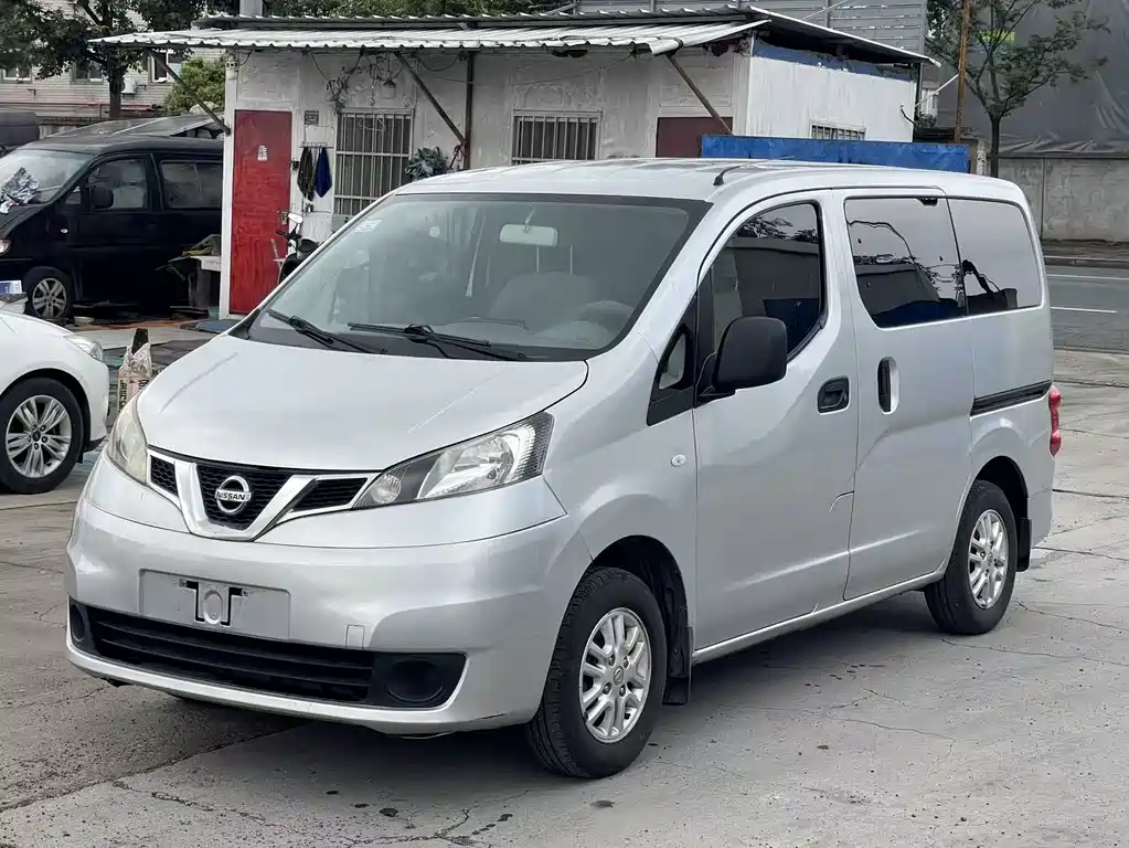 Купить Nissan NV200