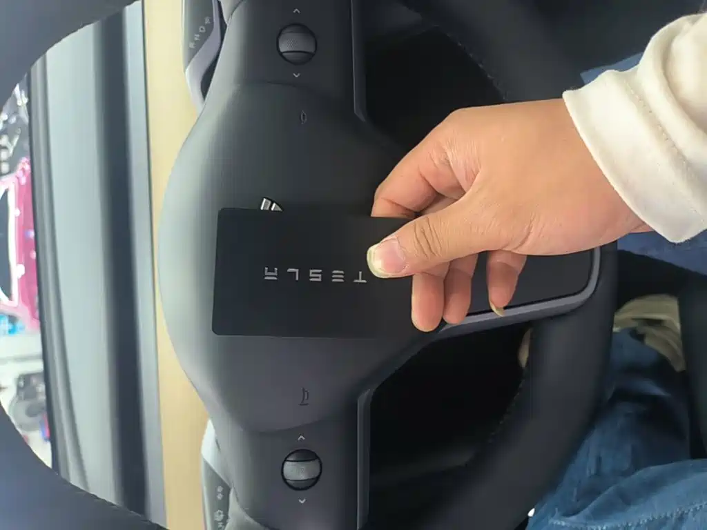 Tesla Model Y — миниатюра 9