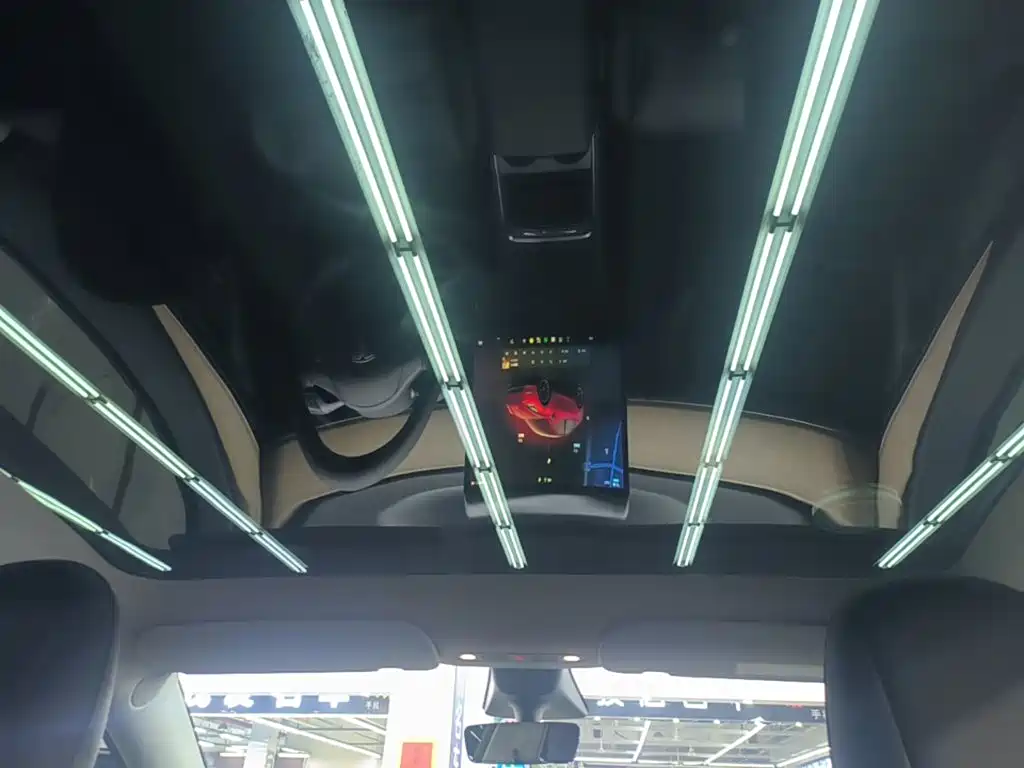 Tesla Model Y — миниатюра 18