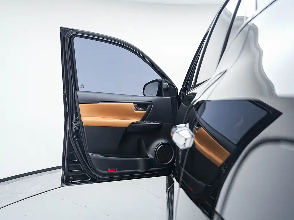 Toyota Fortuner — миниатюра 14
