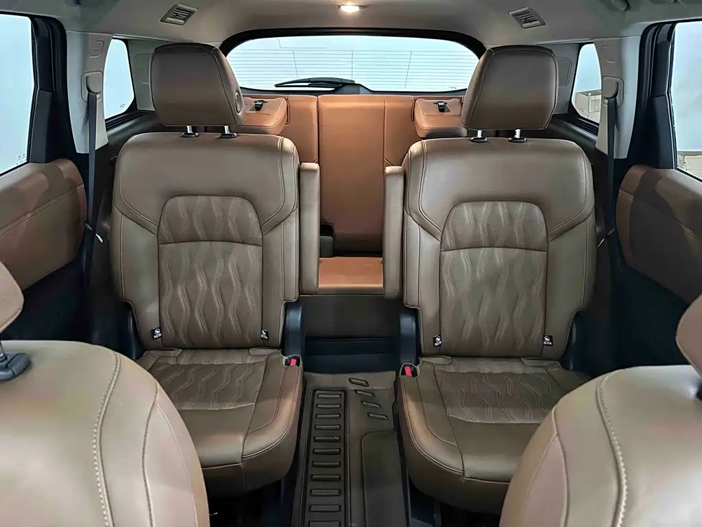 NISSAN EXPLORING THE LAND