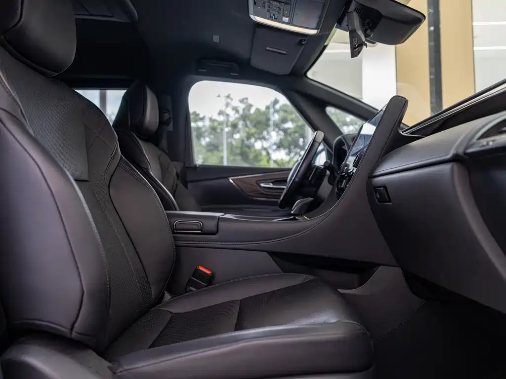 Toyota Alphard — миниатюра 7