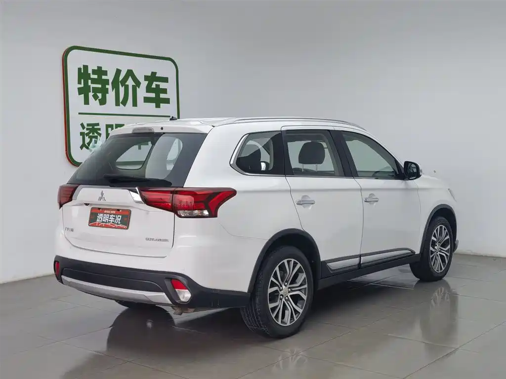 Mitsubishi Outlander 2016 2.4L Elite 5 мест