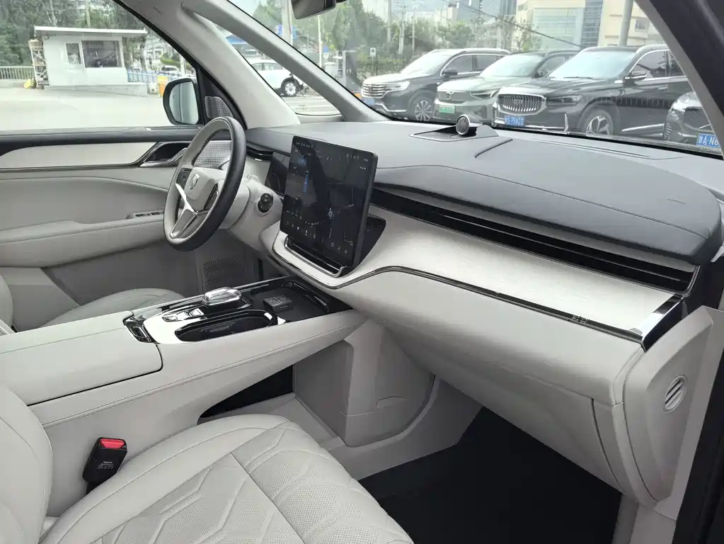 Volvo EM90 — миниатюра 9