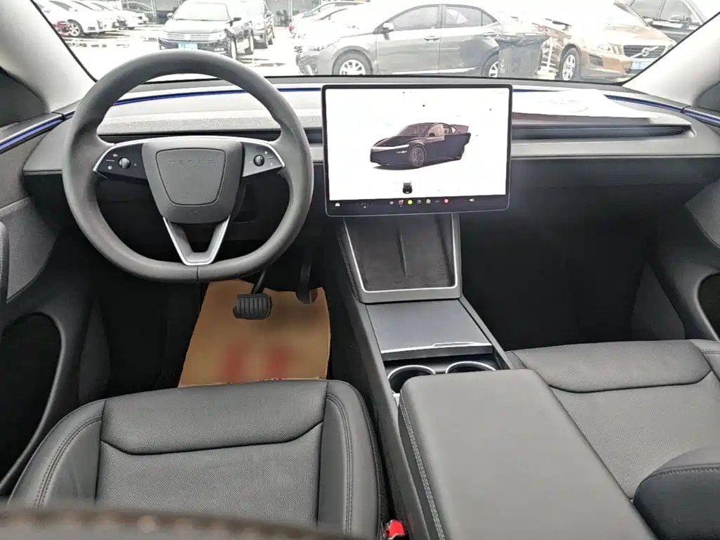 Tesla Model Y — миниатюра 10