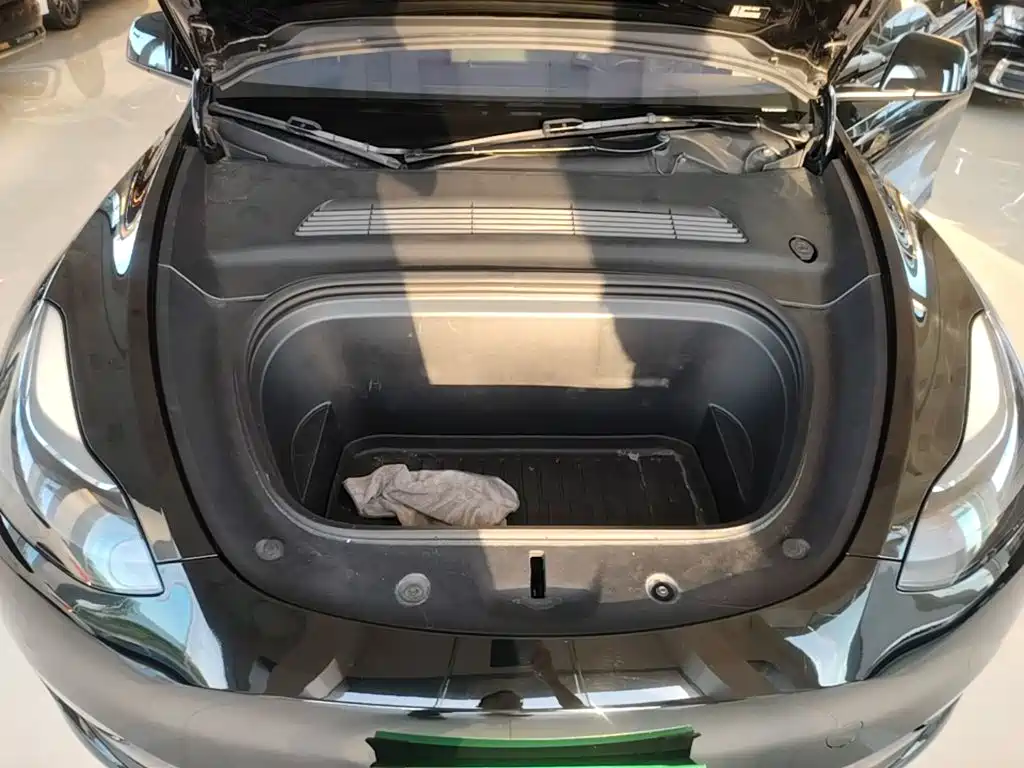 Tesla Model Y — миниатюра 20