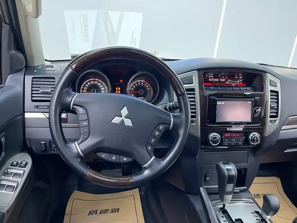 Mitsubishi Pajero (Import) — миниатюра 27