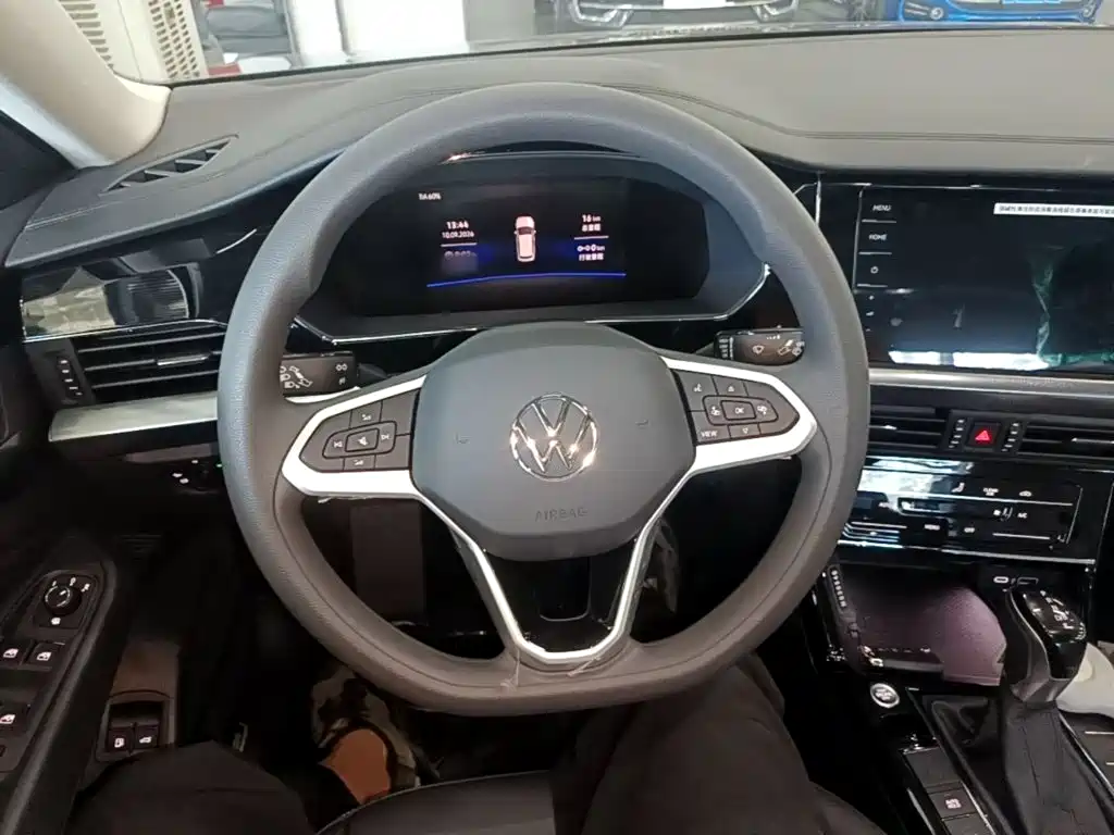 Volkswagen Passat PHEV — миниатюра 11
