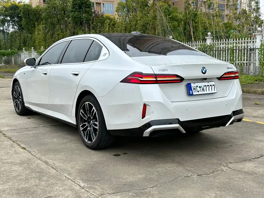BMW 5 Series — миниатюра 11