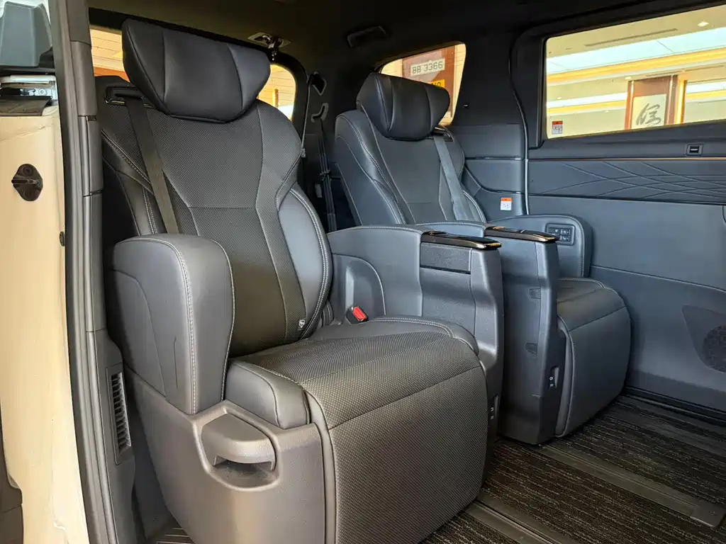 Toyota Alphard — миниатюра 13