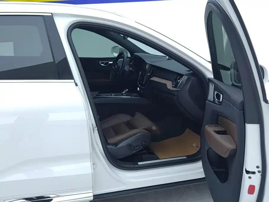 VOLVO XC60 PLUG IN HYBRID