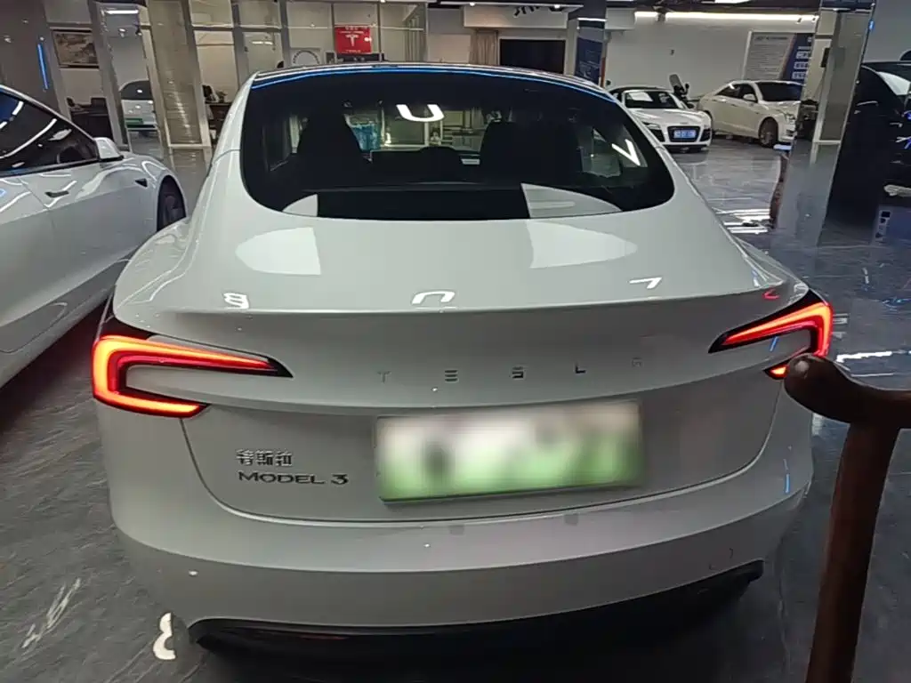 Tesla Model 3 — миниатюра 6