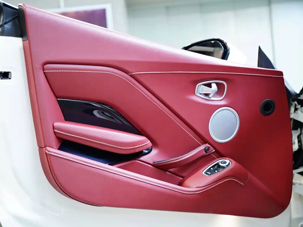 Aston Martin V8 Vantage — миниатюра 25