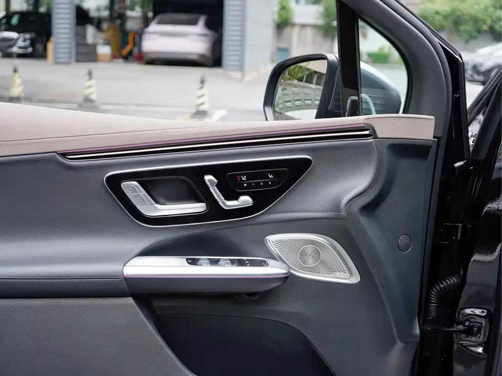 Mercedes-Benz EQE SUV — миниатюра 18