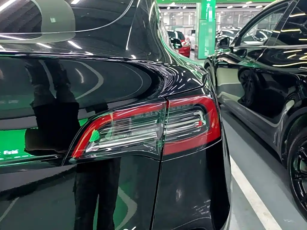 Tesla Model Y — миниатюра 8