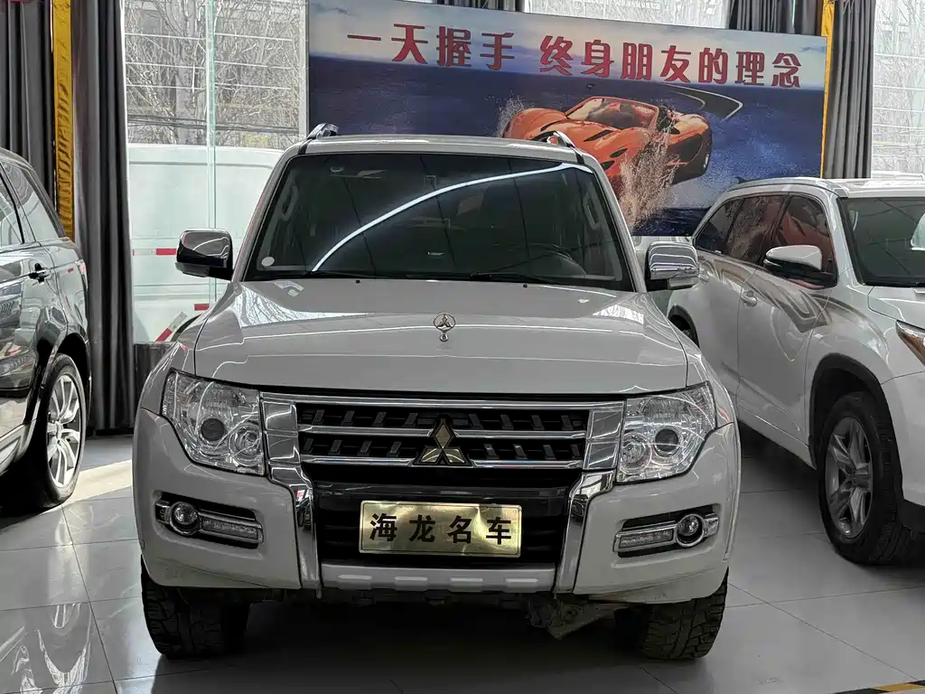 MITSUBISHI PAJERO