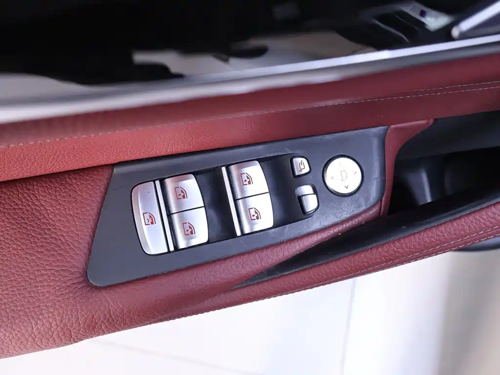 BMW 5 Series — миниатюра 17