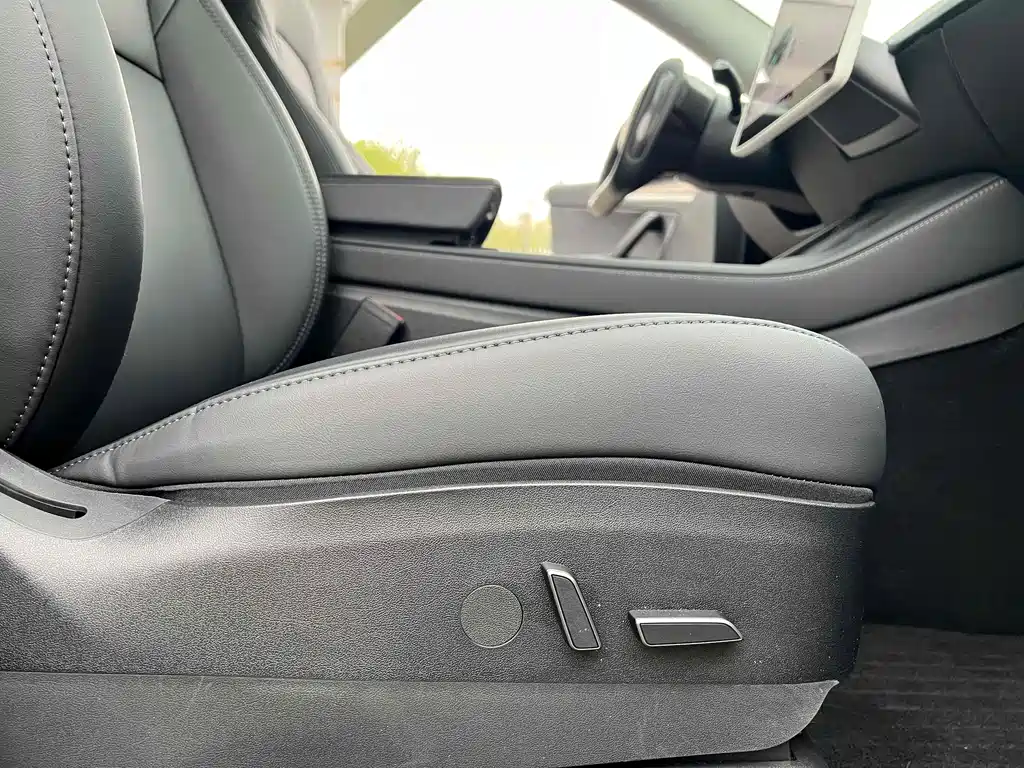 Tesla Model Y — миниатюра 20