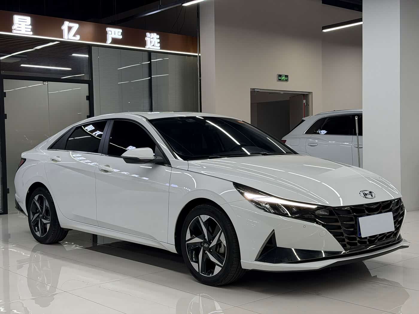 Hyundai Elantra 1.5 л 2023 г. Белый, пробег 40000 км