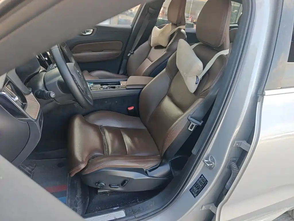 Volvo XC60 2023 — фото 14