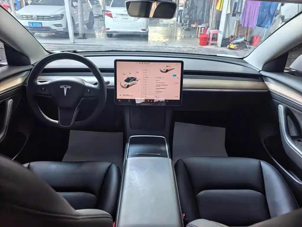 Tesla Model 3 — миниатюра 6