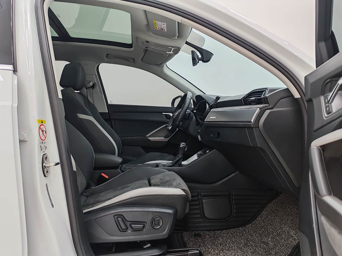 Audi Q3 1.4 л 2022 г. Белый, пробег 24000 км