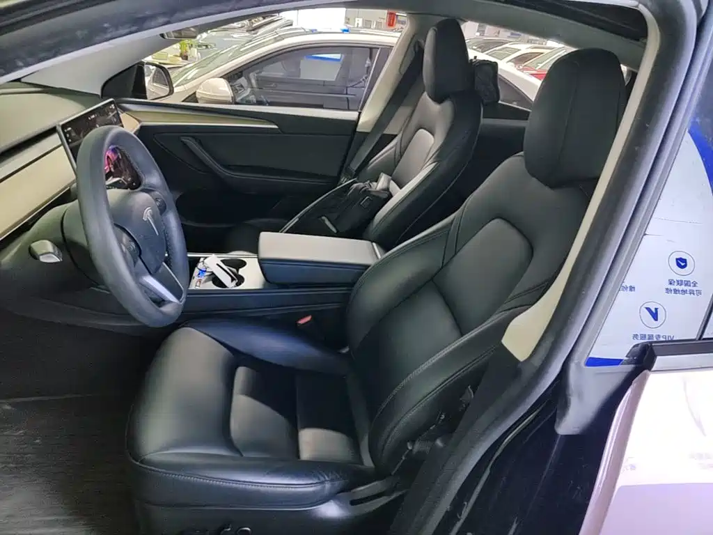 Tesla Model Y — миниатюра 15