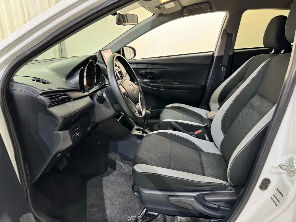 Toyota Yaris L - фото 15