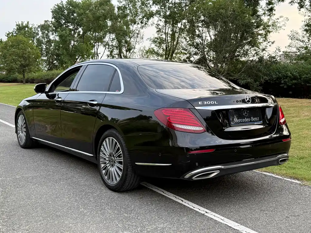 Mercedes-Benz E-Class — миниатюра 8