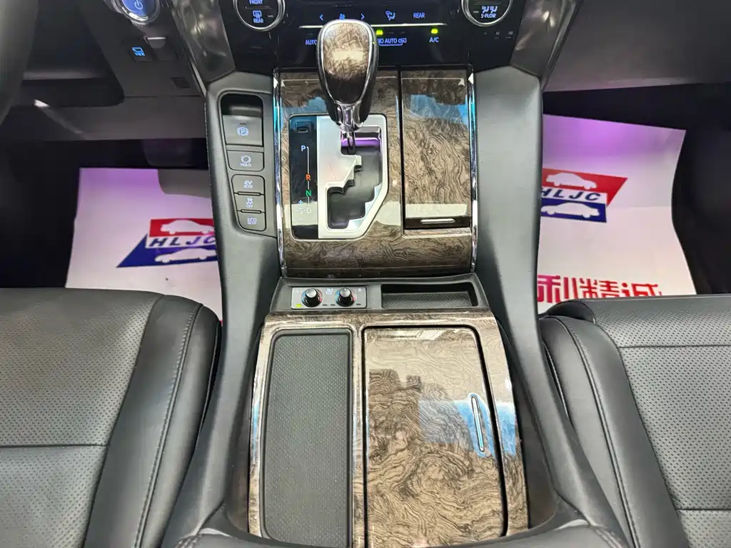 Toyota Alphard — миниатюра 12