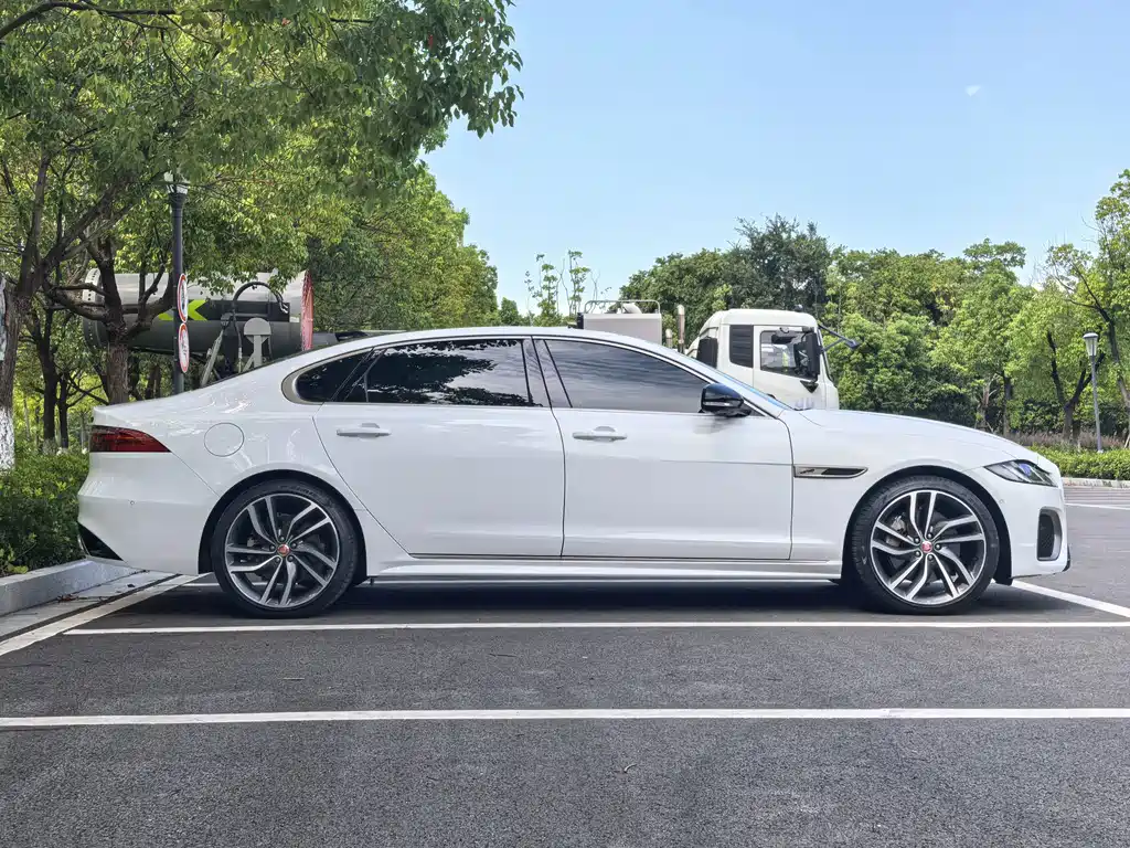Jaguar XFL — миниатюра 4