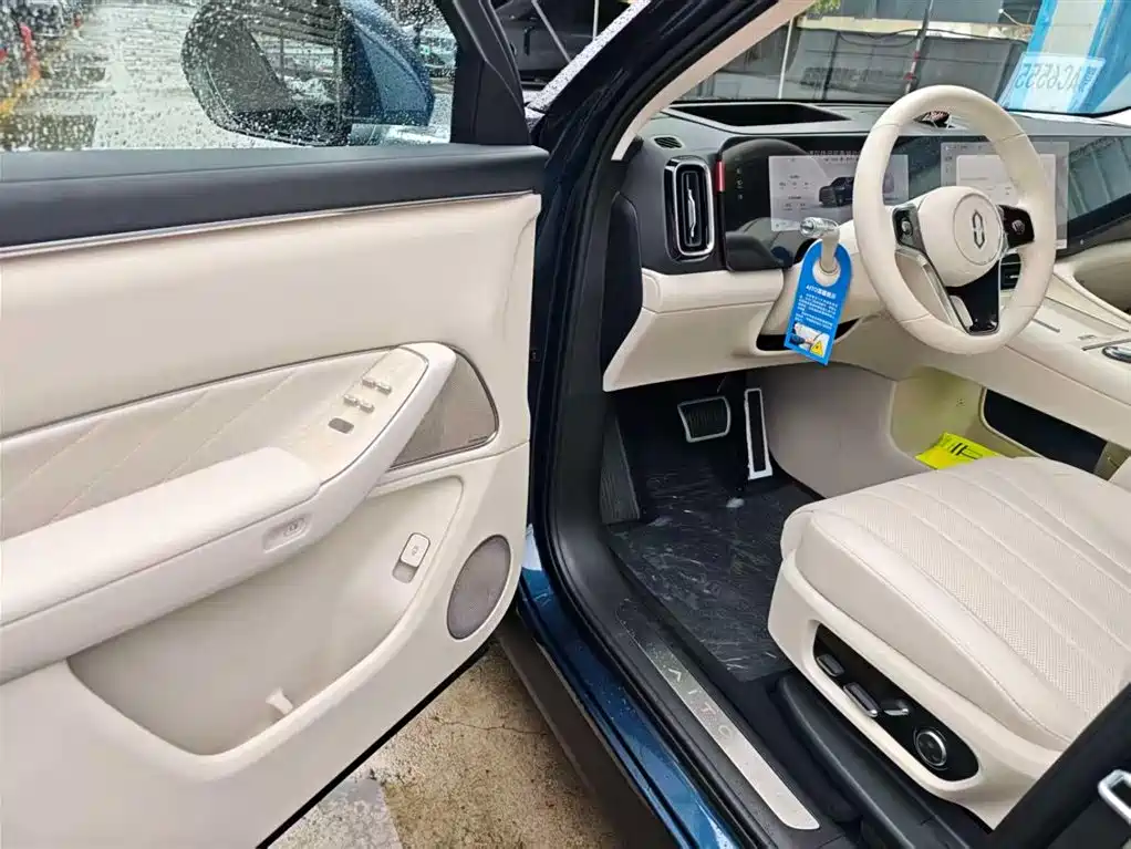 AITO ASK THE WORLD M8