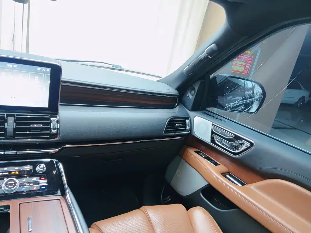 Lincoln Navigator — миниатюра 18