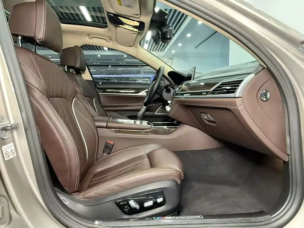 BMW 7 Series — миниатюра 10