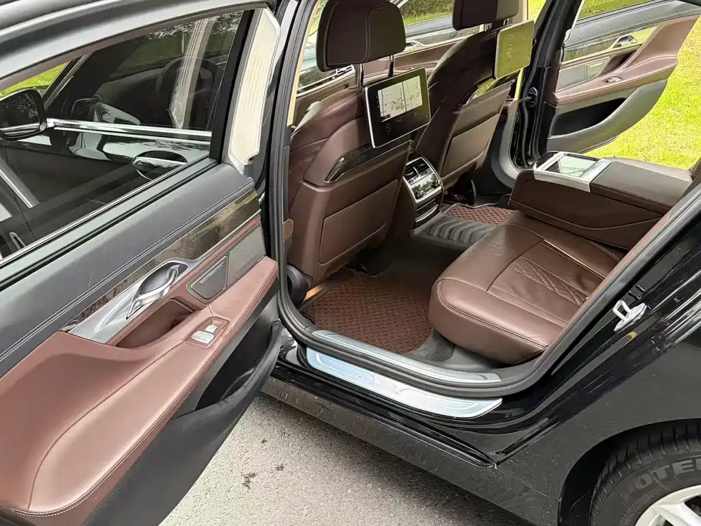 BMW 7 Series — миниатюра 12