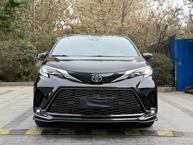 TOYOTA GREVIA 2023