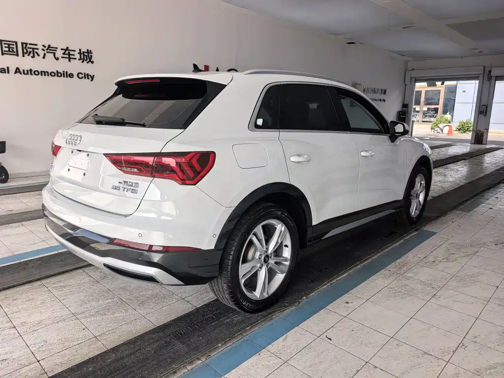 AUDI  Q3