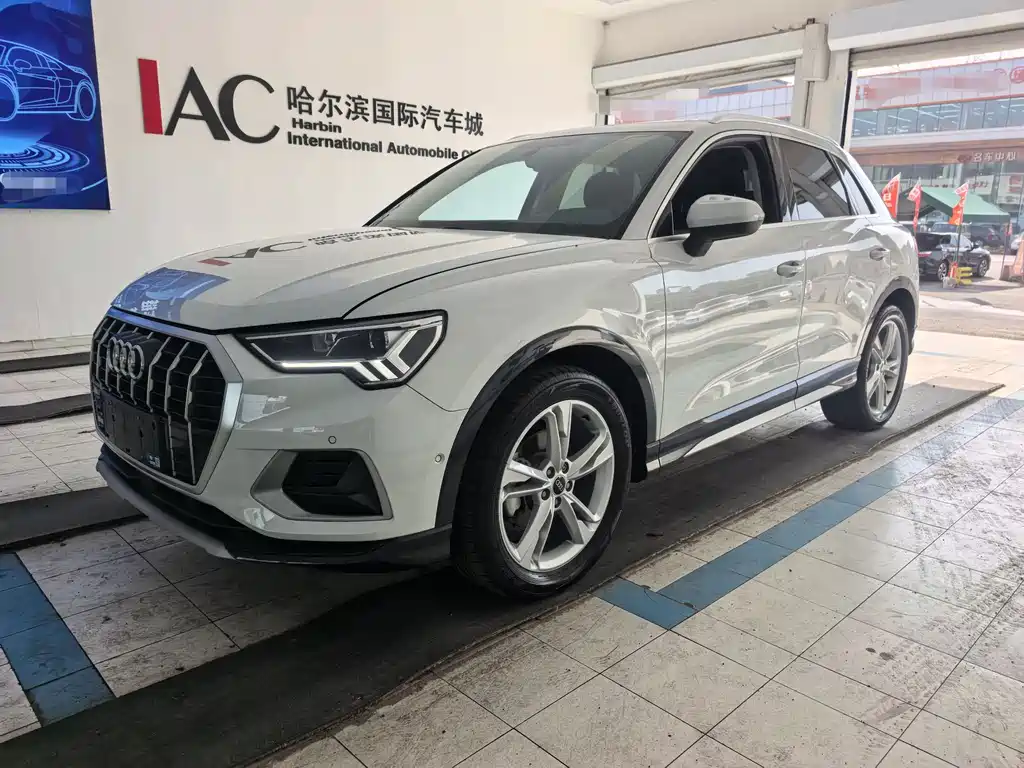AUDI  Q3