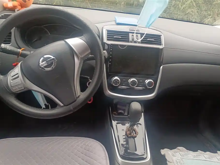 NISSAN TIIDA