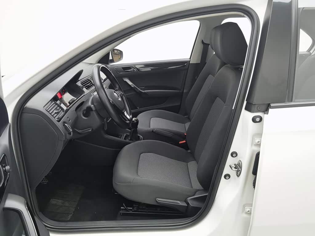Volkswagen Santana 1.5 л 2022 г. Белый, пробег 41700 км