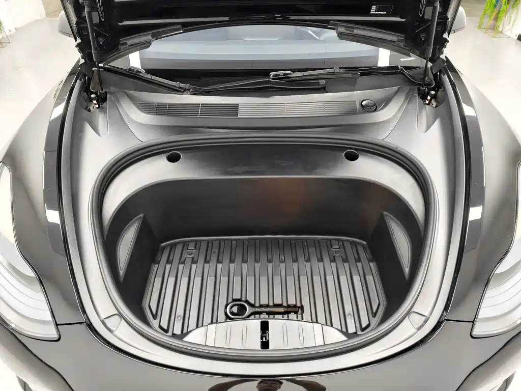 Tesla Model 3 — миниатюра 10
