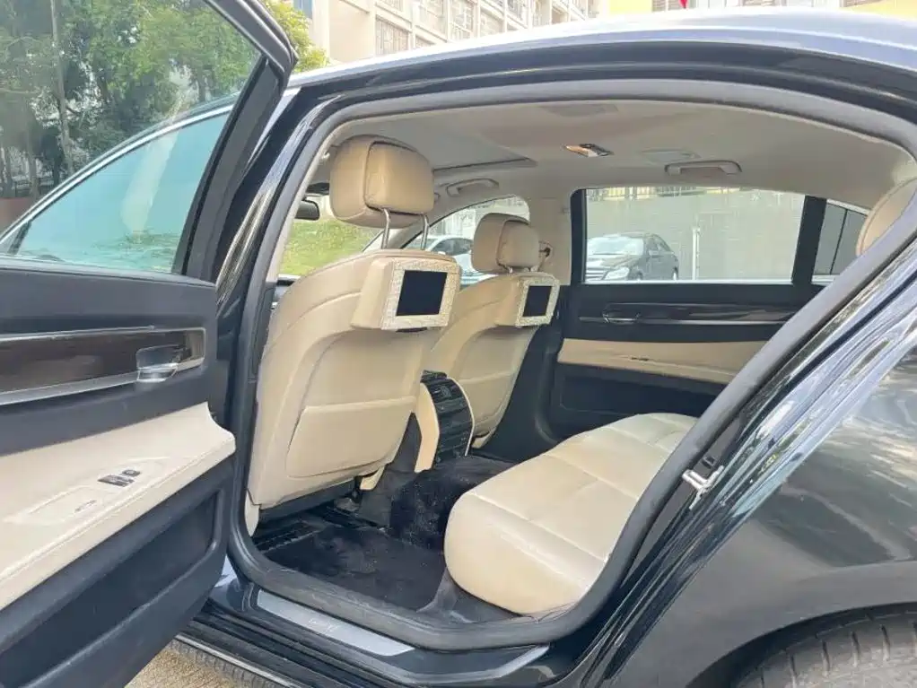 BMW 7 Series — миниатюра 8