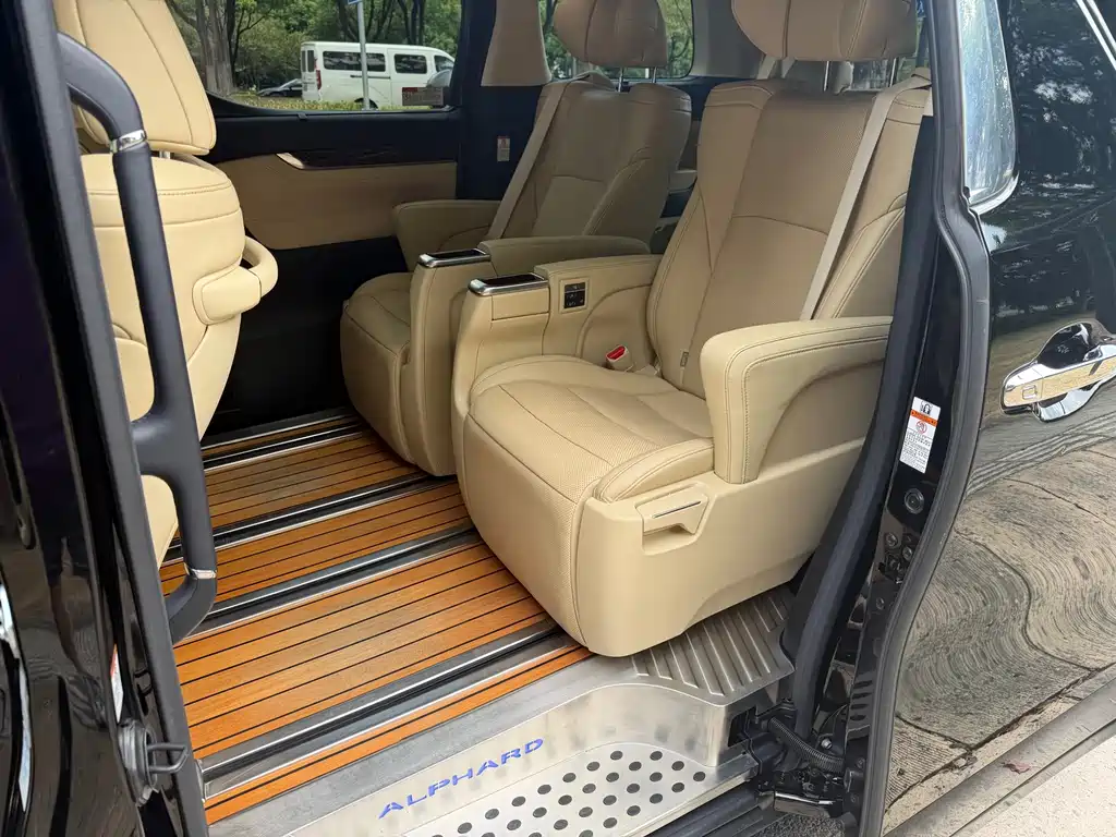 Toyota Alphard — миниатюра 10